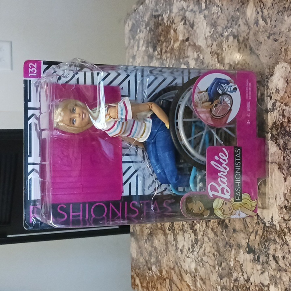 Barbie Fashionistas #132 NIB